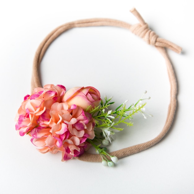 Dłoń wyszywająca kwiatowy wzór